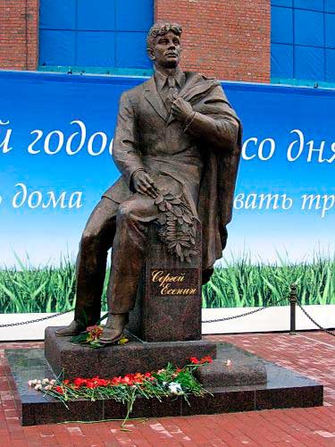 Памятник Сергею Есенину на пересечении улицы Есенина и Северного проспекта в Санкт-Петербурге.