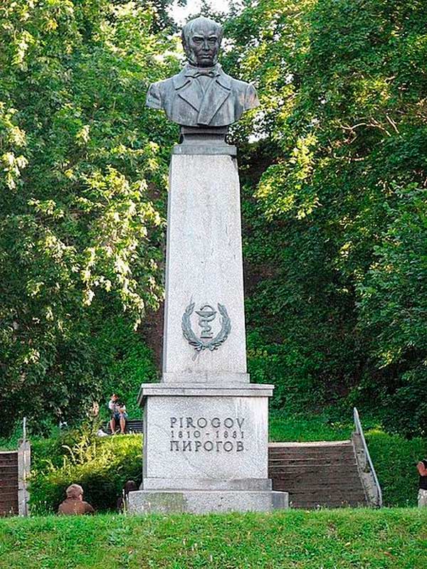 Статуя Николая Ивановича Пирогова в Тарту, Эстония Статуя Николая Ивановича Пирогова в Тарту, Эстония