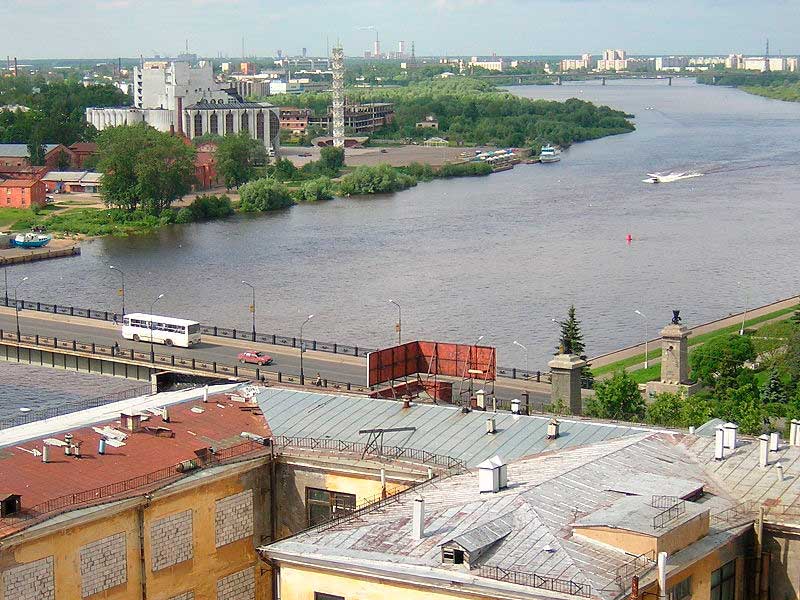 Волхов и здание Новгородского театра драмы Волхов и здание Новгородского театра драмы