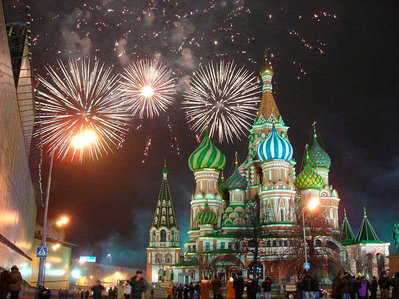 Собор на фоне новогодних фейерверков 1 января 2008 года.