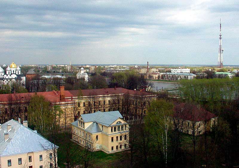 Вид на Детинец и телевышку с башни Кокуй Новгородского детинца Вид на Детинец и телевышку с башни Кокуй Новгородского детинца