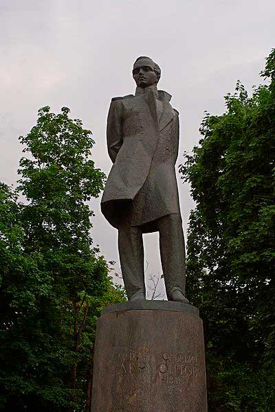 Памятник на Лермонтовской площади в Москве.