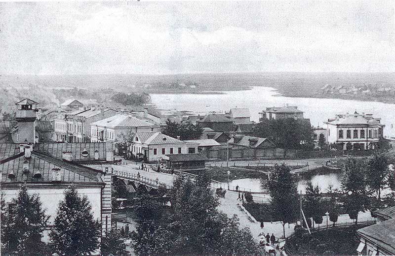 Вид с собора Святой Троицы на Никольскую улицу (ныне улица Красная). Второй дом за мостом &mdash; кабак (в советское время &mdash; Районный дом пионеров, затем Муниципальный совет города). Вдали в центре &mdash; финская деревня Мокколово (ныне Парк Культуры и отдыха). 1910-е годы