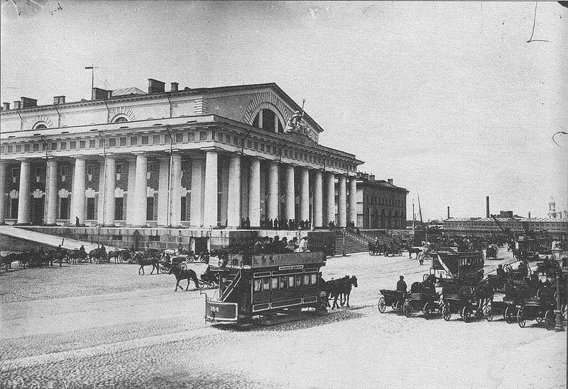 Здание Биржи на Стрелке Васильевского острова. Фото 1908 года Здание Биржи на Стрелке Васильевского острова. Фото 1908 года