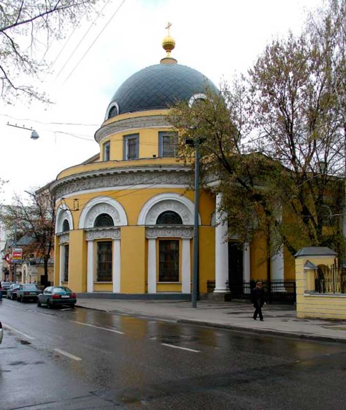 Храм на Ордынке. Церковь была перестроена в конце XVIII века Василием Баженовым, а после пожара Москвы в 1812 году &mdash; Осипом Бове.