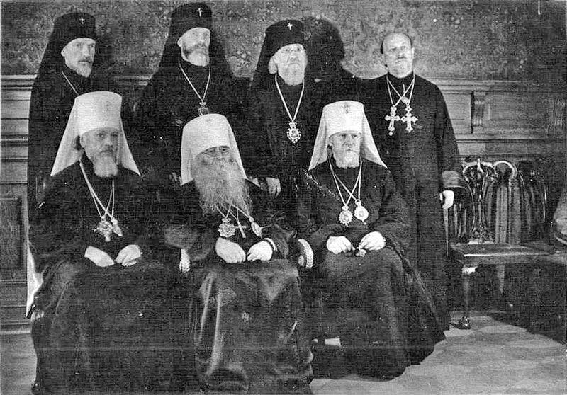 Члены Священного Синода, избранные на Архиерейском Соборе 1943 года: митрополит Алексий (Симанский), митрополит Сергий (Страгородский), митрополит Николай (Ярушевич); стоят: архиепископ Григорий (Чуков), архиепископ Сергий (Гришин), архиепископ Иоанн (Соколов), протоиерей Николай Колчицкий